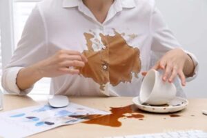 6 Trik Ampuh Hilangkan Noda Kopi di Baju Putih Tanpa Sisa