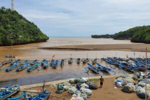 Fenomena Unik di Pantai Baron Air Berwarna Cokelat Akibat Sungai Bawah Tanah Meluap