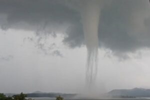 Fenomena Waterspout di Laut Pamekasan, Pusaran Angin Porak-porandakan Bangunan