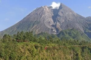 Gunung Merapi Masih Terbungkus Kabut, Aktivitas Vulkanik Menurun