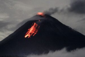 Gunung Semeru Alami Erupsi Berulang, Kolom Abu Capai 1 Kilometer