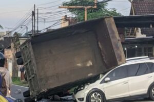 Kecelakaan di Jalur Blitar-Malang Truk Tabrak Mobil, Satu Keluarga Luka-Luka