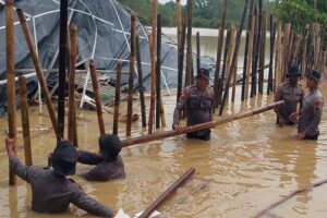 Kepanikan dan Harapan Warga Pesanggrahan Pekalongan Saat Banjir Menerjang