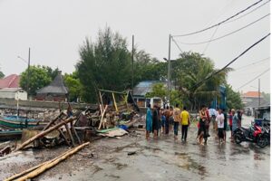 Pemukiman dan Pasar Ikan di Lekok Porak Poranda Diterjang Puting Beliung