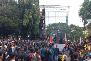 Demo Mahasiswa di DPRD Semarang 9 Tuntutan yang Harus Diperhatikan Pemerintah