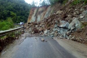 Longsor Susulan Kembali Tutup Jalur Pacitan-Ponorogo, Akses Lumpuh Total