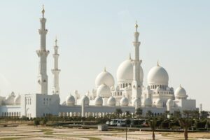 Masjid Raya Sheikh Zayed Bagikan Ribuan Takjil Selama Ramadan 1446 H, Ada Hiburan dan Doorprize!