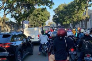 Aksi Demo Sopir Truk Lumpuhkan Lalu Lintas Tengah Kota, Jalan Darmo Ditutup