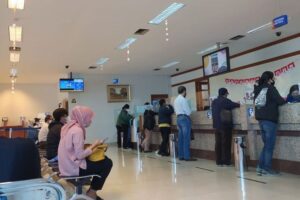 Antrean Panjang di Masjid Nasional Al-Akbar Surabaya Warga Berburu Uang Pecahan Baru untuk Lebaran