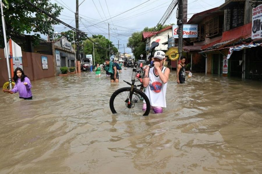 Banjir Madiun Pria Lansia Hilang Terseret Arus Saat Salat Magrib di Desa Dagangan