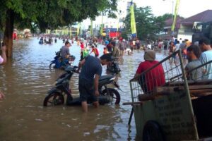 Banjir Parah Rendam Driyorejo Gresik, Jalan dan Permukiman Warga Terendam Hingga 1 Meter