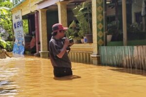 Banjir di Bojonegoro Mulai Surut, Warga Bersihkan Sisa Lumpur