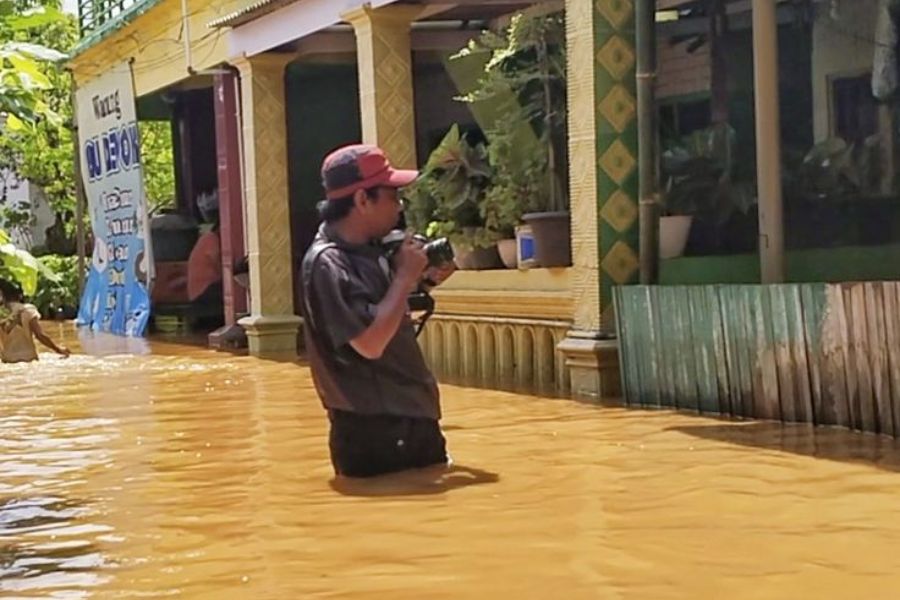Banjir di Bojonegoro Mulai Surut, Warga Bersihkan Sisa Lumpur