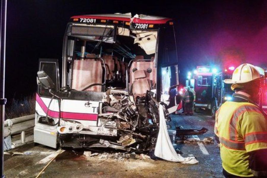 Bus Rosalia Indah Terguling di Tol Batang Sopir Menghindari Truk, 2 Penumpang Luka Ringan