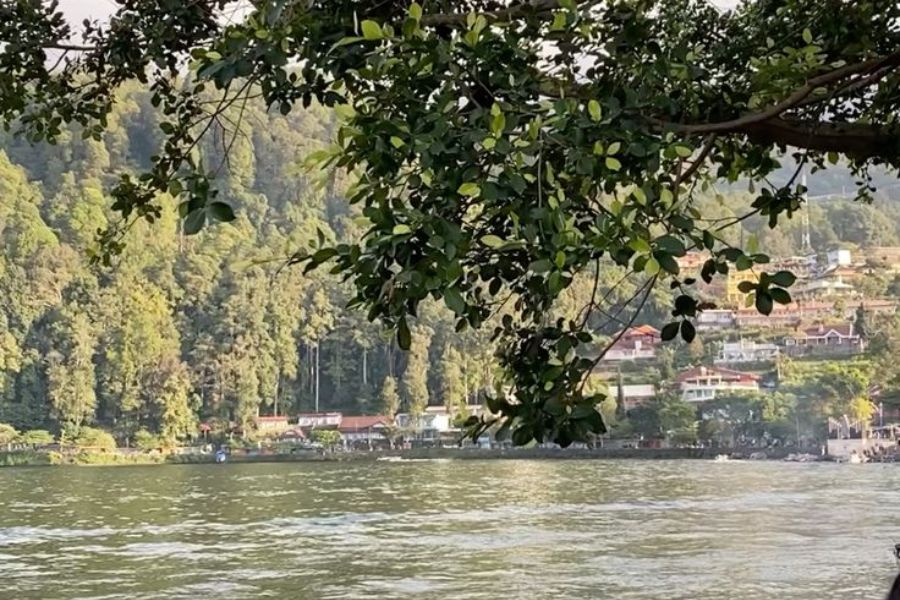 Fenomena Alam Langka di Telaga Sarangan Gelombang Besar Akibat Angin Kencang