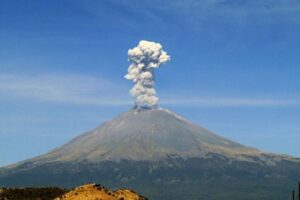 Gunung Raung Erupsi, Warga Diminta Waspada dan Jauhi Radius Berbahaya
