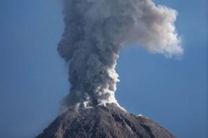 Gunung Semeru Kembali Erupsi, Kolom Abu Capai 800 Meter