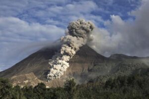 Gunung Semeru Kembali Erupsi, Kolom Abu Capai 800 Meter!