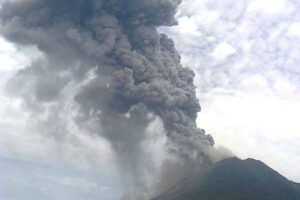 Gunung Semeru Kembali Erupsi, Kolom Abu Mencapai 600 Meter