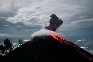 Gunung Semeru Meletus Kolom Abu Mencapai 1 Kilometer, Warga Diminta Waspada