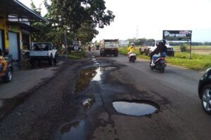 Jalan Berlubang di Jembatan Arteri Porong Sidoarjo Membahayakan Pengguna Jalan