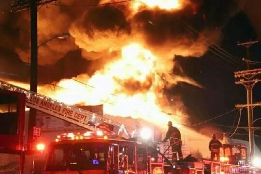Kebakaran Hebat Landa Kantor Kemenag Demak, Sebagian Besar Aula Hangus Terbakar