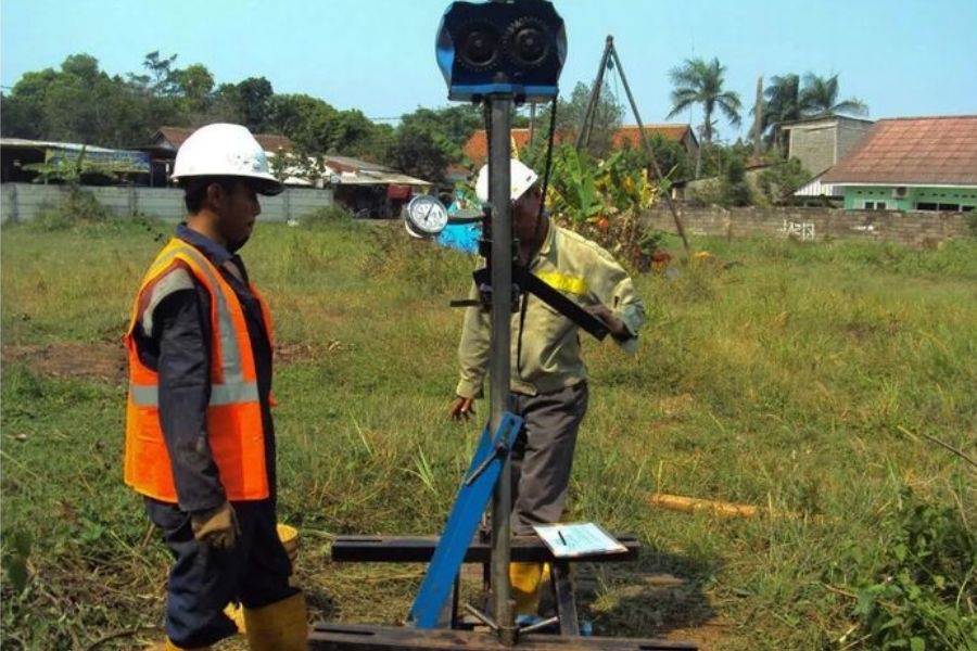 Kebakaran Sumur Bor di Halaman Masjid Bojonegoro Berhasil Dipadamkan, Bau Menyengat Masih Tercium