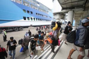 Lonjakan Arus Kedatangan Pemudik di Pelabuhan Tanjung Perak Surabaya Jelang Lebaran 2025