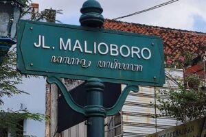 Malioboro Ramai di Sore Hari, Wisatawan Padati Destinasi Ikonik Yogyakarta