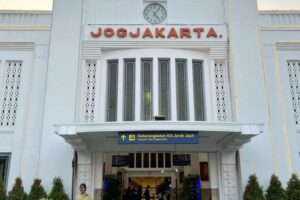 Mudik Lebaran 2025 Stasiun Tugu Yogyakarta Dipadati Pemudik, KAI Sediakan 411 Ribu Kursi
