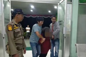 Perempuan ODGJ Tidur di Tengah Jalan Kota Blitar, Bikin Heboh Pengguna Jalan