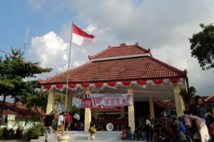 Puluhan Emak-emak di Mojokerto Gelar Aksi Tuntut Tabungan Lebaran yang Raib