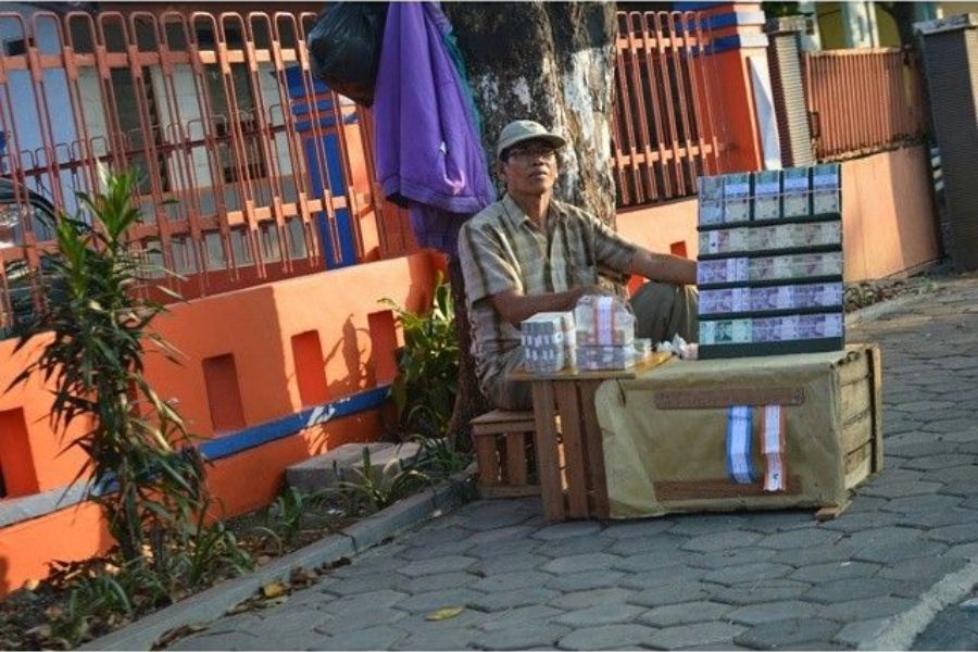 Ramai Jasa Penukaran Uang Baru di Pasuruan Menjelang Lebaran