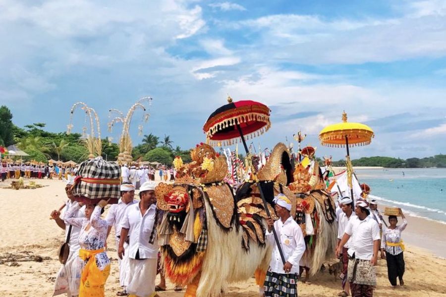 Ribuan Umat Hindu Tengger Gelar Upacara Melasti di Pantai Watu Pecak Lumajang