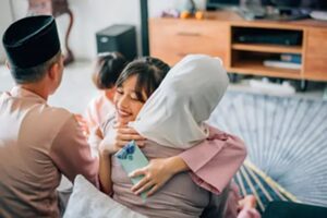 Sejarah dan Asal-usul Tradisi Halalbihalal di Indonesia