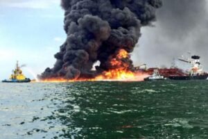Tragedi Laut Utara Paciran Dua Kapal Terbakar Akibat Ledakan Dahsyat