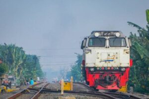 Truk Bermuatan Pupuk Hancur Dihantam Kereta di Kediri, Begini Kronologinya