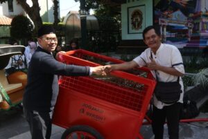 Penyerahan simbolis gerobak sampah oleh Wali Kota Yogyakarta kepada warga Rusunawa Jogoyudan