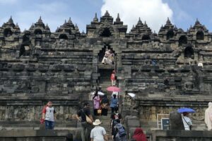 Candi Borobudur Jadi Magnet Wisata Lebaran 2025 Kunjungan Harian Tembus Belasan Ribu