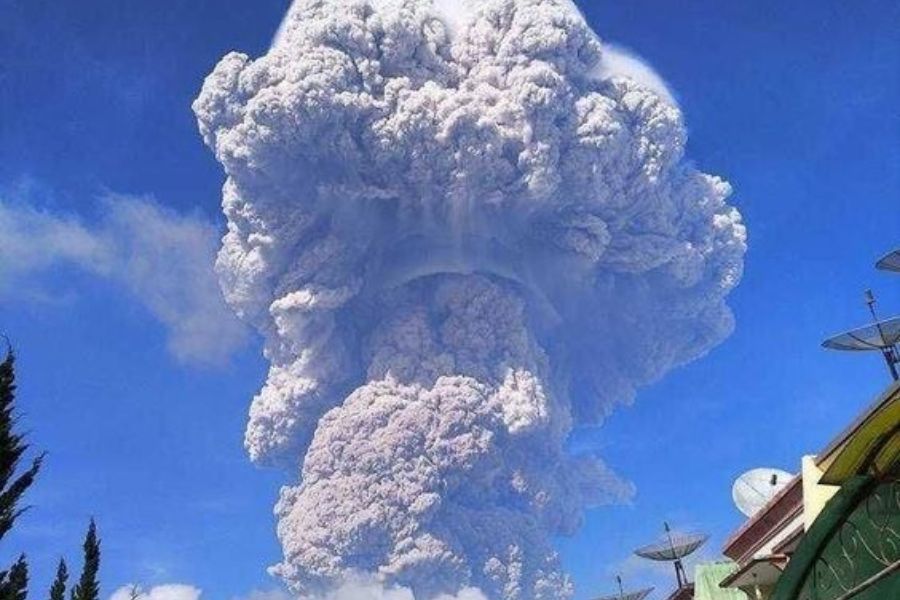 Erupsi Gunung Semeru Kolom Abu Capai 700 Meter, Warga Diimbau Waspada