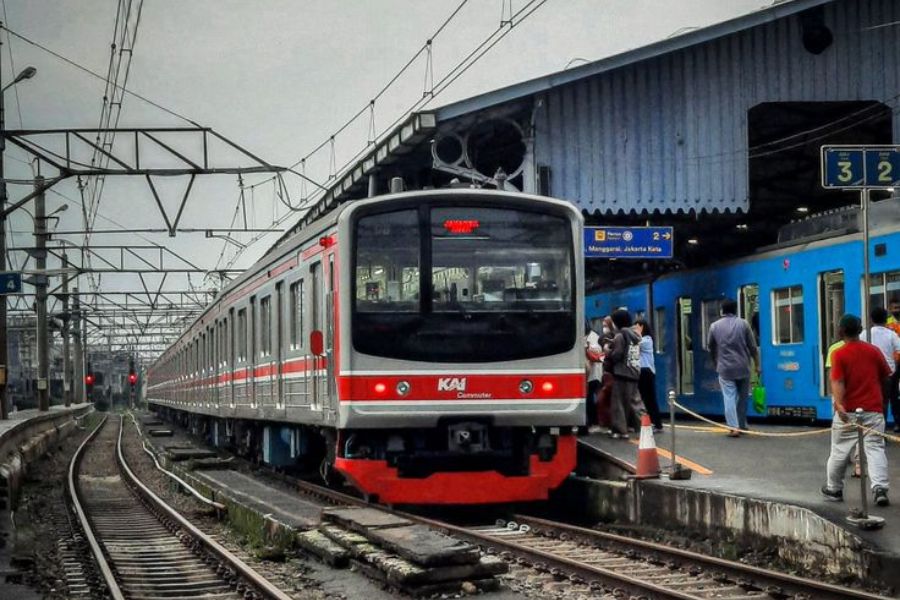 Forklift Parkir Sembarangan di Jalur Rel, KA Commuter Line Jenggala Alami Insiden di Gresik