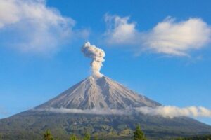 Gunung Semeru Kembali Erupsi Kolom Abu Mencapai 700 Meter, Warga Diminta Waspada