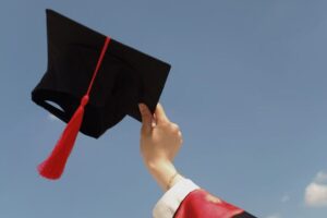 Kisah Inspiratif Hendra Lana Saputra, Anak Petani dari Brebes Jadi Wisudawan Terbaik Untidar