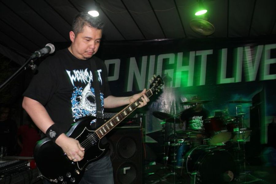 Makna Mendalam di Balik Gitar dan Stiker di Peti Jenazah Ricky Siahaan