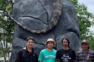 Patung Biawak Realistis di Perbatasan Wonosobo-Banjarnegara Bikin Heboh, Ini Sosok Seniman di Baliknya