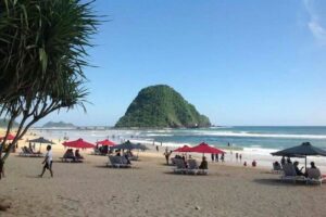 Remaja Terseret Ombak Saat Berenang di Pantai Pulau Merah Banyuwangi, Satu Masih Hilang