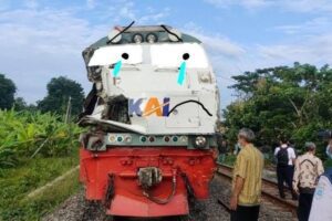 Tragedi di Gresik Kecelakaan Kereta Jenggala dan Truk Trailer, Asisten Masinis Meninggal Dunia