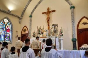 Warna Baju Saat Ibadah Paskah Makna Liturgi dan Panduan Berbusana Umat Kristiani