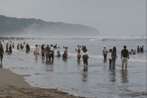 Wisata Pasir Putih Dalegan Gresik Destinasi Favorit Libur Lebaran 2025 yang Murah dan Ramah Keluarga