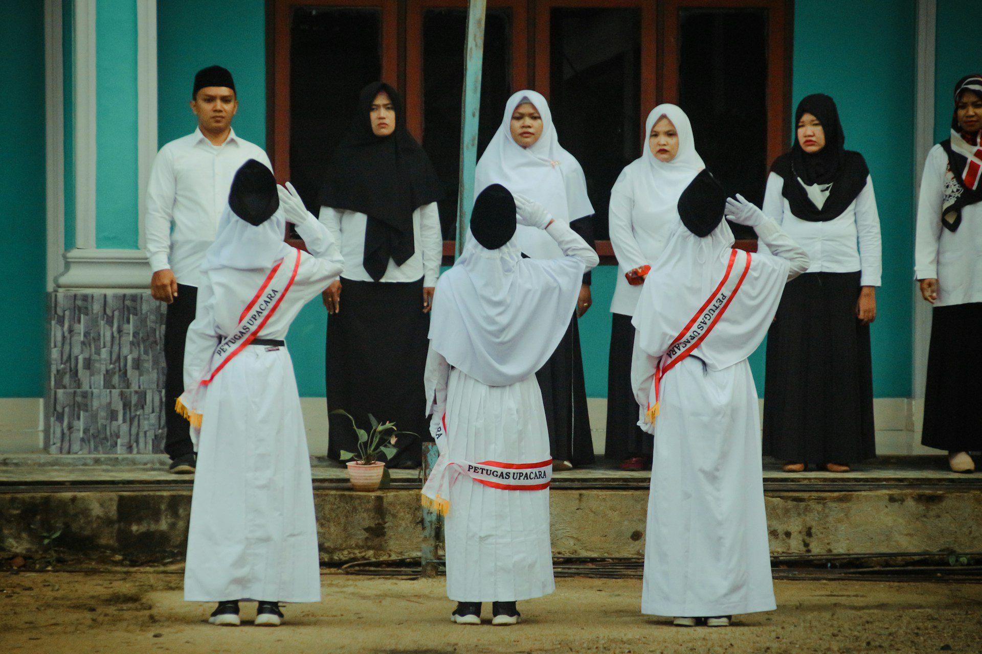 Ilustrasi upacara bendera hari Senin di sekolah. (Unsplash)